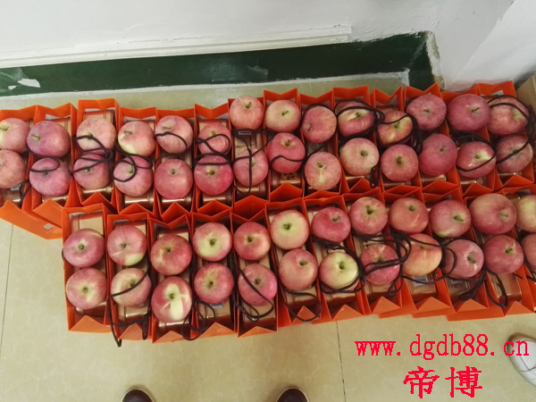 給員工們發(fā)月餅