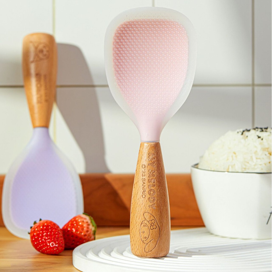 東莞<a href='http://www.vippeijian.com/Products/shuangseguijiaoweizu.html' class='keys' title='點擊查看關(guān)于硅膠制品廠的相關(guān)信息' target='_blank'>硅膠制品廠</a>:硅膠餐具與塑膠日用品它們的區(qū)別 東莞硅膠制品廠:硅膠餐具與塑膠日用品它們的區(qū)別